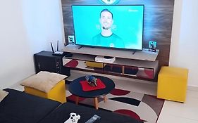 Apartamento centralizado à poucas quadras do mar.